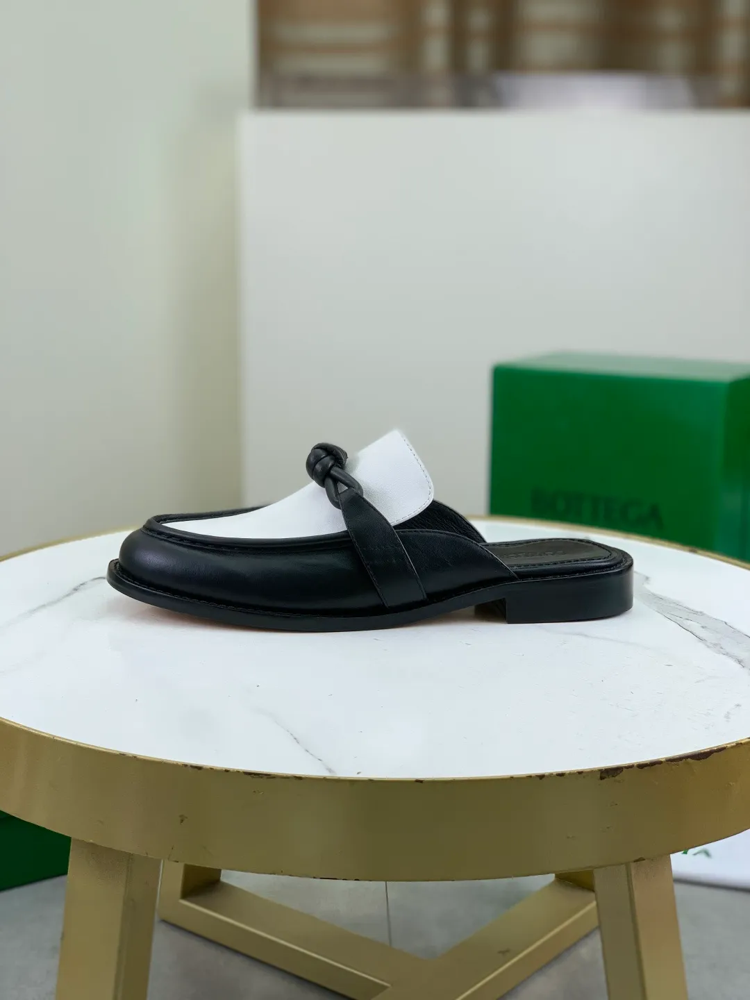 Men's shoes 💰P800 [New model] (genuine leather outsole) water-dyed cow lining 💰High-quality business couple half-slip leather shoes 💎💎💎 BOTTEGA VENETA official website synchronizes the latest top version of BV in the market, accepts material comparison, shoe type comparison, process comparison, practical and textured, versatile and suitable for any occasion, the more you look at it, the more flavorful it becomes. Purely hand-knitted craftsmanship - Upper material, calfskin imported from Italy 🇮🇹 - High-quality water-dyed cowhide lining - Original private model customized leather outsole -Size: Female 35-39 (40 ordered) Male 39-44 (38 45 can be customized) Color: Multiple colors available